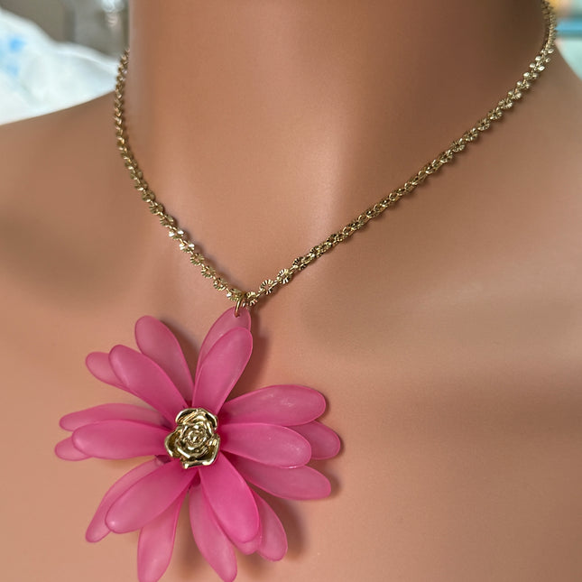 Collana Dorata con Pendente Floreale in Resina Rosa