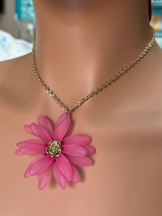 Collana dorata con pendente fiore rosa in resina