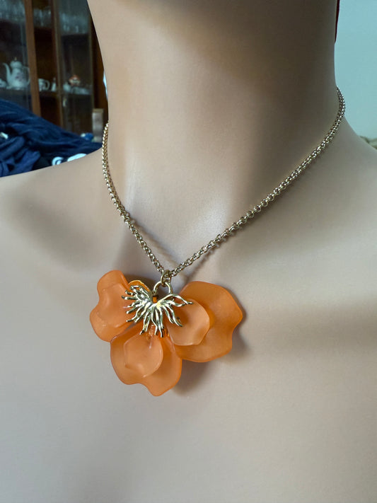 Collana dorata con pendente floreale in resina arancione