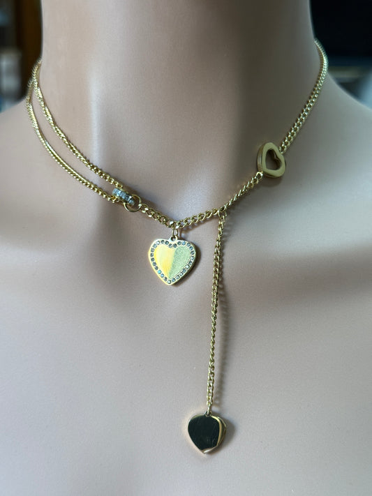 Collana dorata con cuori pendenti e cristalli – Design multilivello