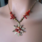 Collana Etnica con Corallo Rosso e Pendente Floreale Dorato