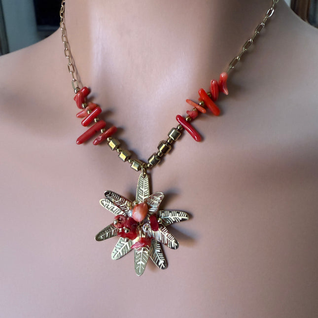 Collana Etnica con Corallo Rosso e Pendente Floreale Dorato
