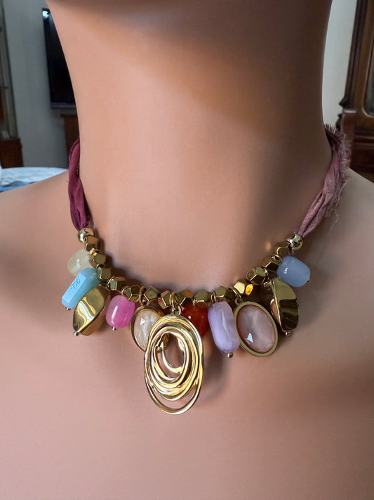 Collana girocollo con pietre colorate e pendente dorato