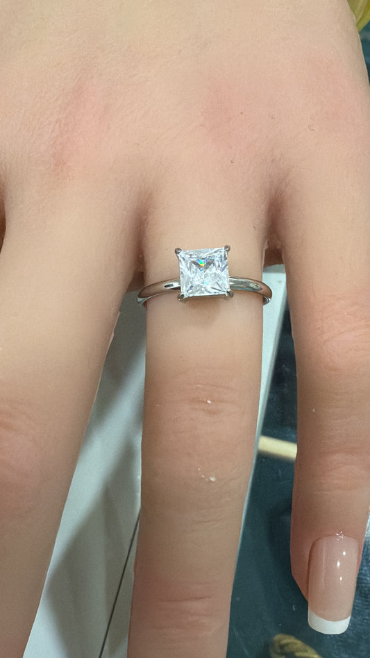 Anello Solitario in Acciaio con Cristallo Quadrato – Regolabile