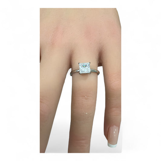 Anello Solitario in Acciaio con Cristallo Quadrato – Regolabile