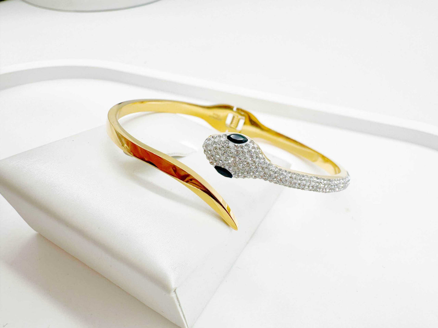 Bracciale rigido donna serpente placcato oro con zirconi – Gioiello elegante e raffinato