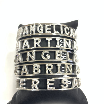 Bracciale in acciaio a manetta con nome in strass per donna