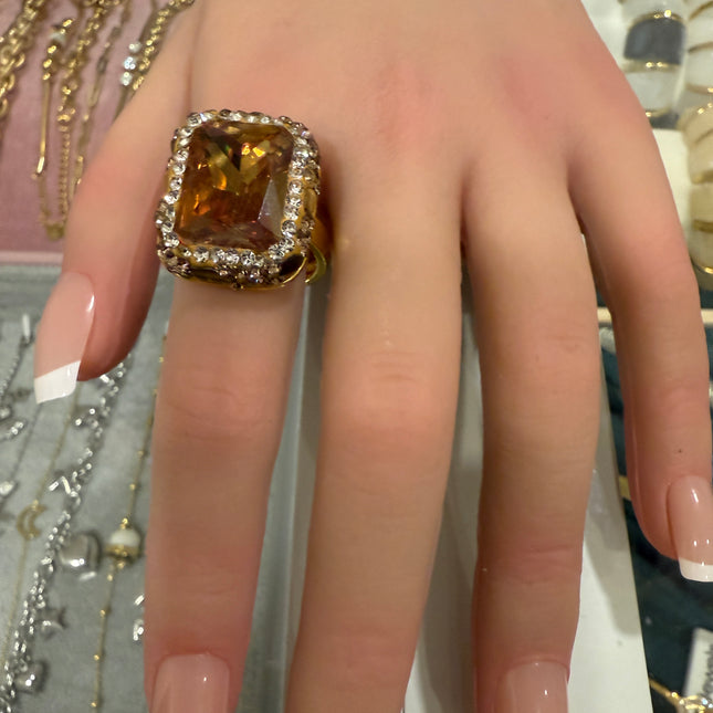 Anello Shelly rame dorato pietra ambra rettangolare donna design elegante