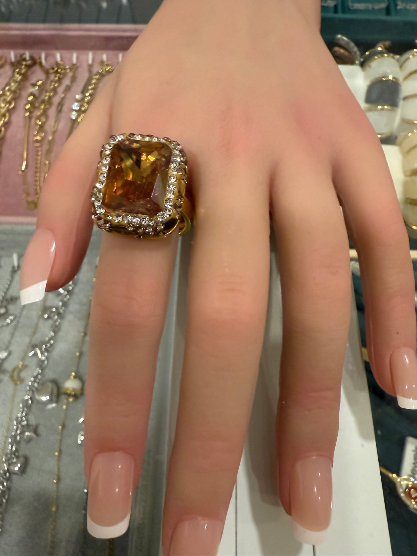 Anello donna regolabile con grande pietra quadrata color ambra oro elegante
