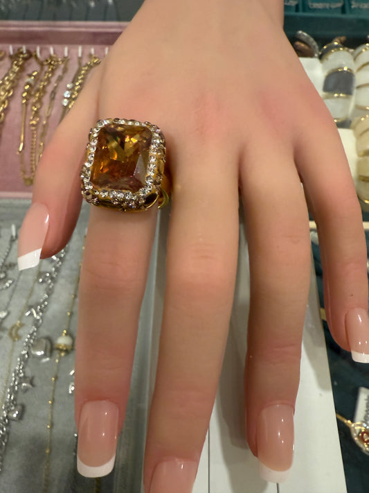Anello donna regolabile con grande pietra quadrata color ambra oro elegante
