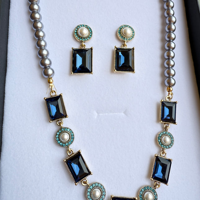 Set Collana e Orecchini Perle Grigie - Cristalli Blu Eleganti