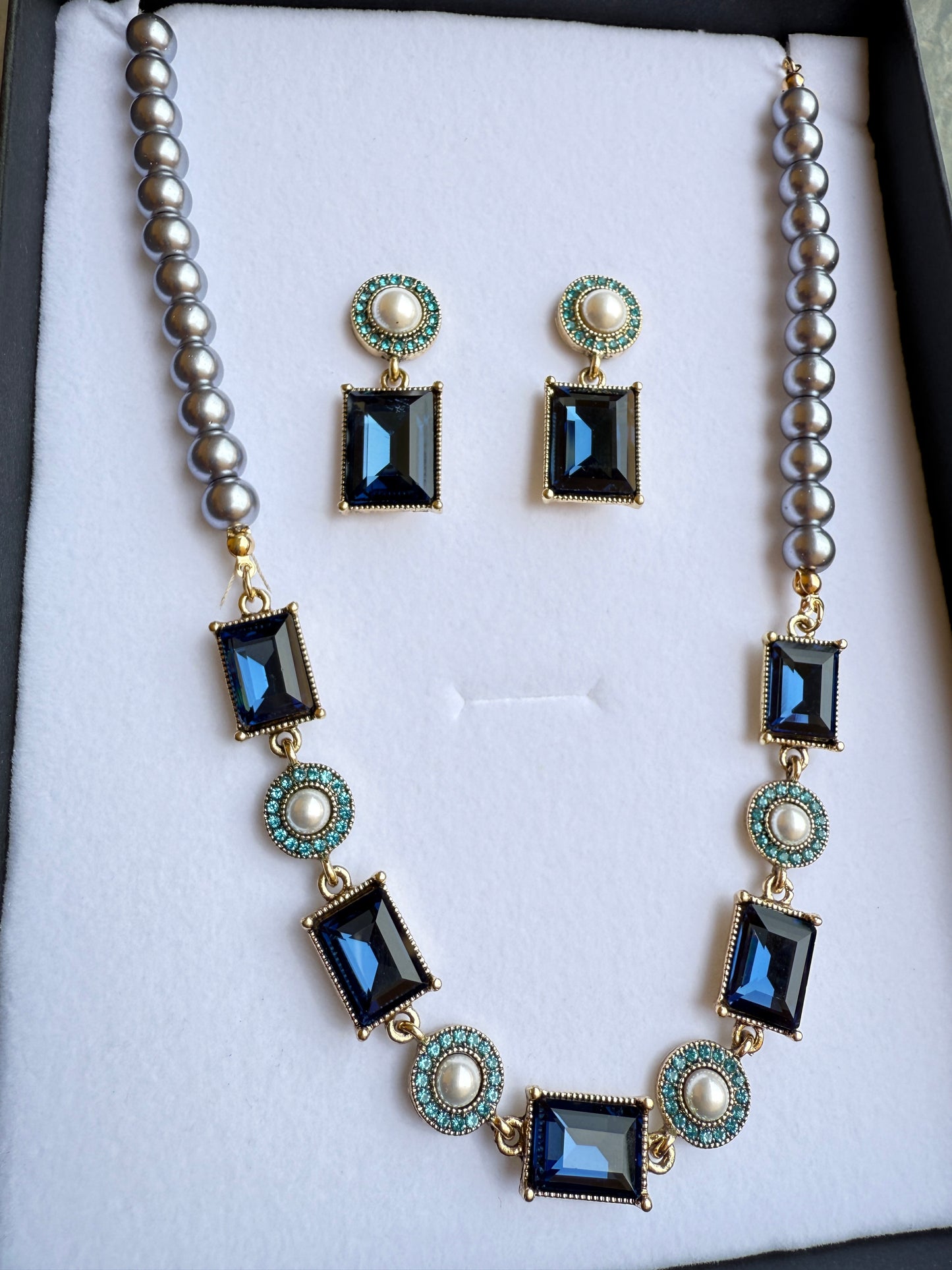 Set collana e orecchini donna con perle grigie e cristalli blu eleganti