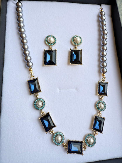 Set collana e orecchini donna con perle grigie e cristalli blu eleganti