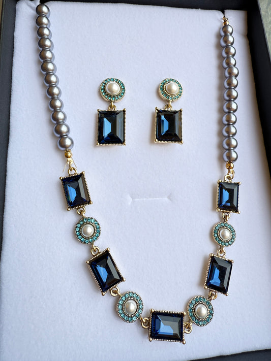 Set collana e orecchini donna con perle grigie e cristalli blu eleganti
