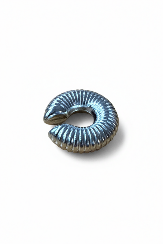 Earcuff Rigato in Acciaio — Stile Urban e Comfort Senza Foro Donna