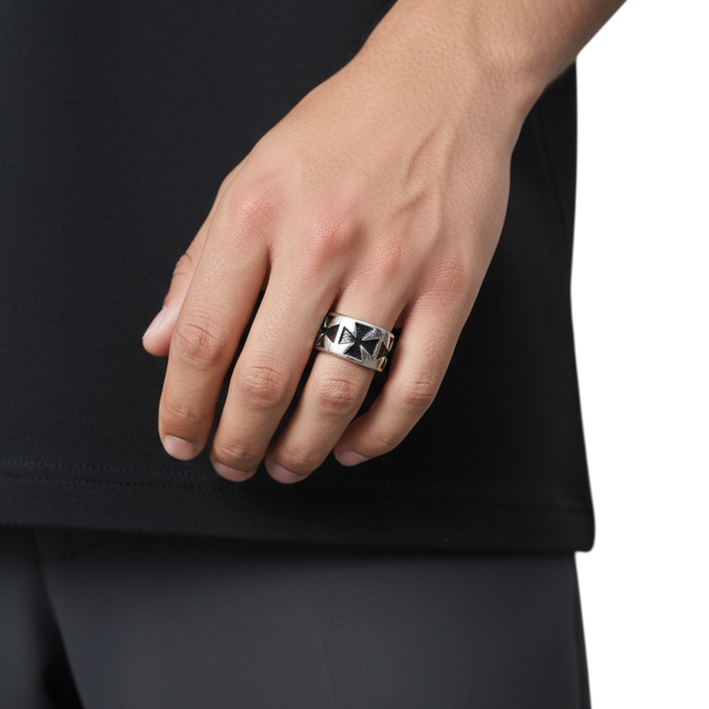 Anello Uomo Acciaio Nero Croce Maltese – Fascia Larga, Misura 17