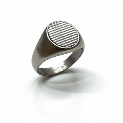 Anello chevalier in acciaio satinato rigato – uomo stile moderno (misure 27 • 25 • 23)