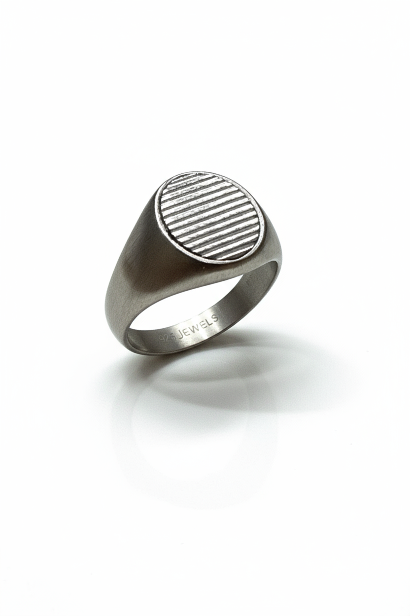 Anello chevalier in acciaio satinato rigato – uomo stile moderno (misure 27 • 25 • 23)