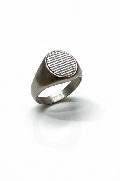 Anello chevalier in acciaio satinato rigato – uomo stile moderno (misure 27 • 25 • 23)