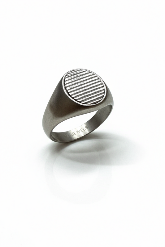 Anello chevalier in acciaio satinato rigato – uomo stile moderno (misure 27 • 25 • 23)