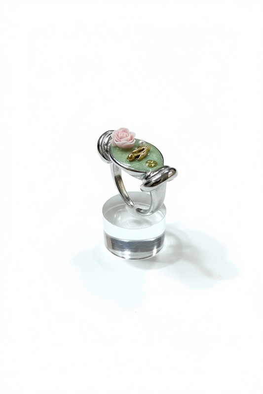 Anello donna in acciaio con piastra ovale smaltata verde e micro dettagli decorativi