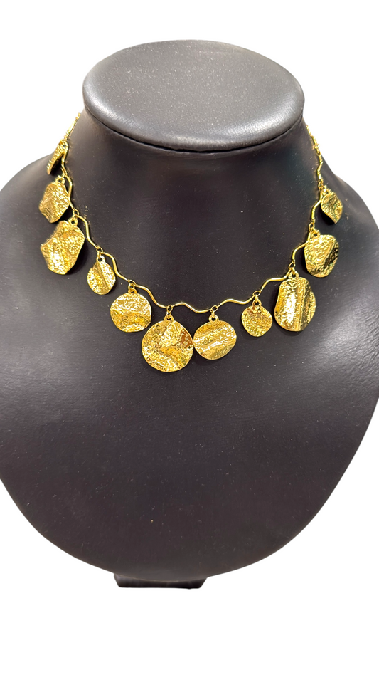 Collana donna dorata con ciondoli martellati pendenti effetto vintage chic
