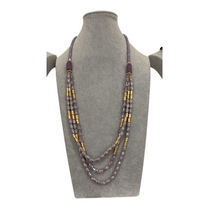 Collana lunga multigiro viola e oro con perle sintetiche e inserti metallici