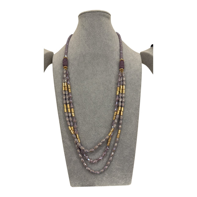 Collana lunga multigiro viola e oro con perle sintetiche e inserti metallici