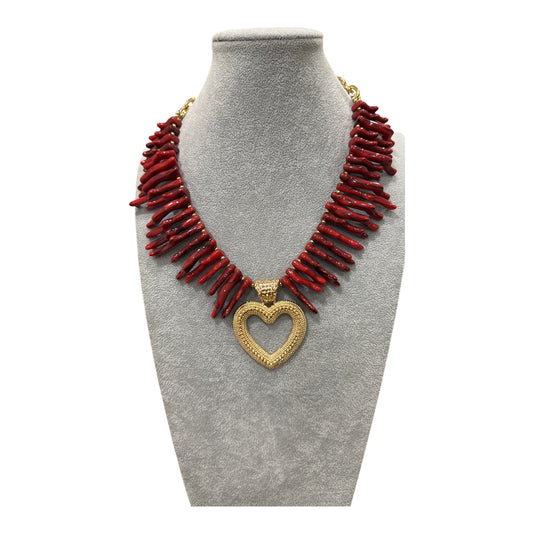 Collana donna corallo rosso con ciondolo cuore dorato – statement elegante