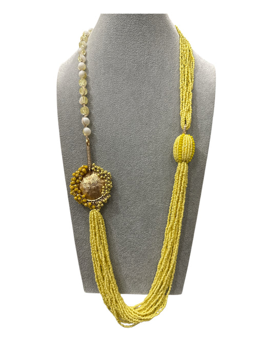 Collana lunga donna con perline gialle e pendente dorato