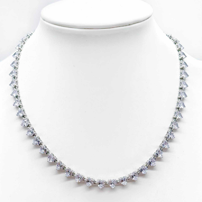 Collana Girocollo Tennis Donna con Cuori Bianchi e Finitura Argento Stile Elegante