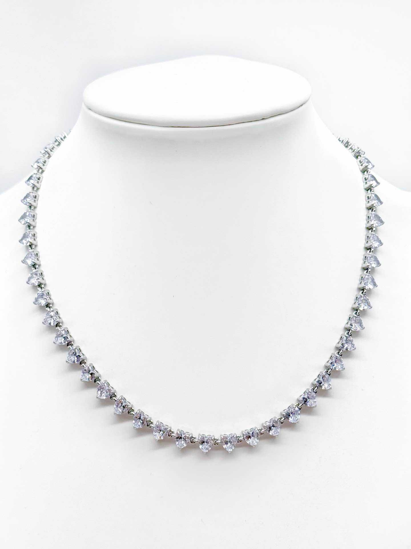 Collana Girocollo Tennis Donna con Cuori Bianchi e Finitura Argento Stile Elegante