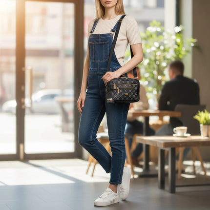 Borsa a tracolla Coveri World nera con monogramma argento e finiture oro, doppie zip e 3 tasche.
