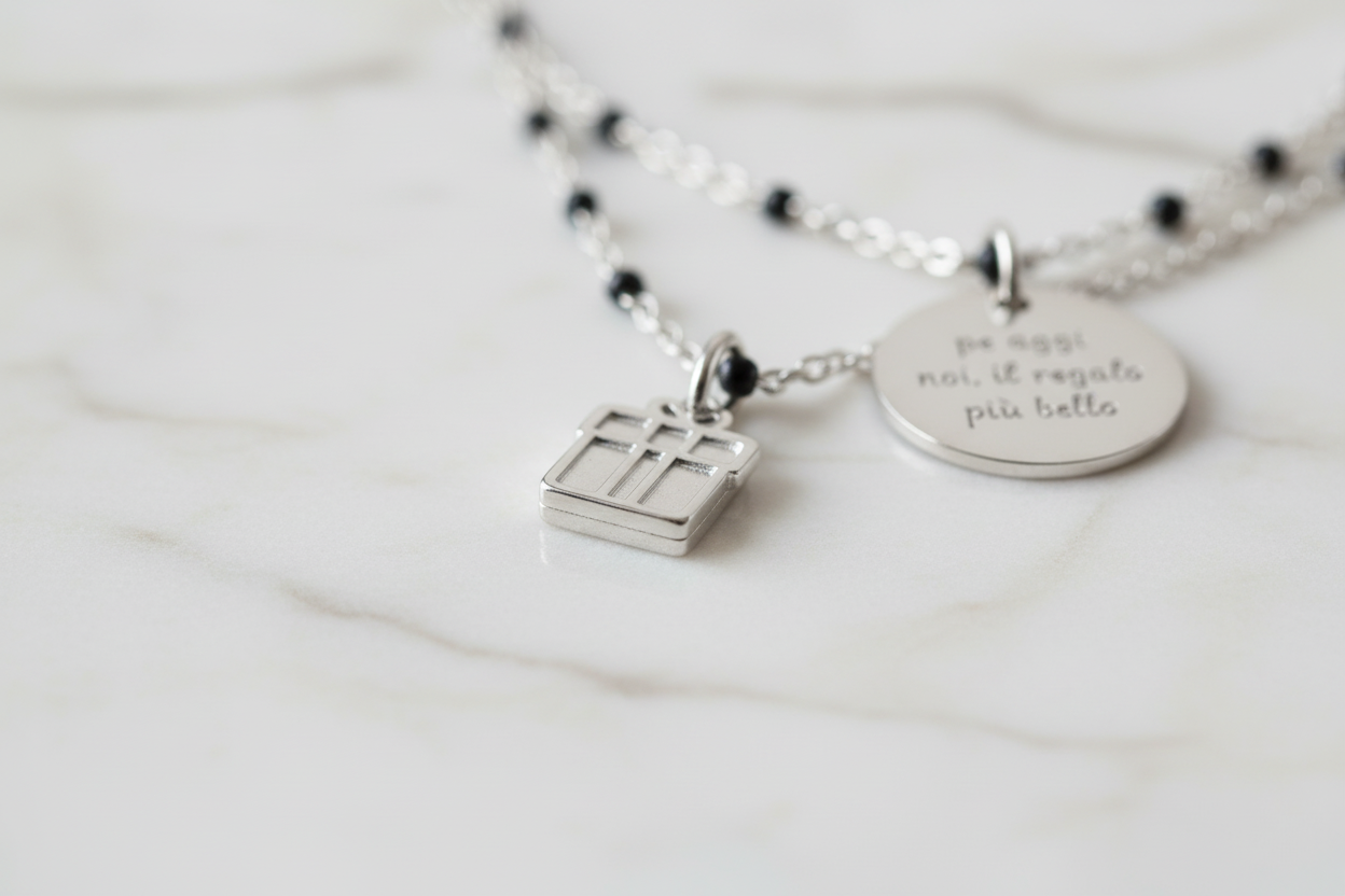 Dettaglio charm logo