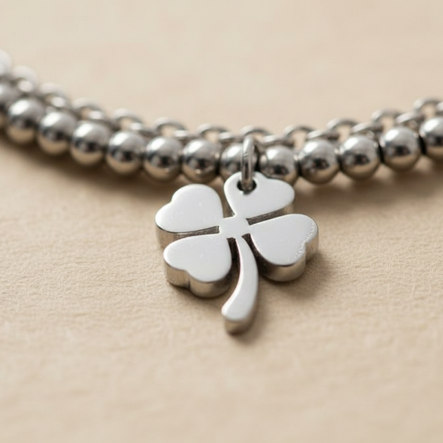 Dettaglio charm quadrifoglio acciaio