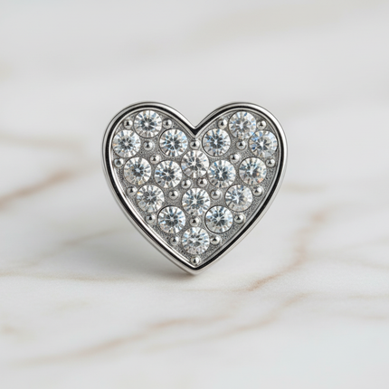 Dettaglio cristalli brillanti su cuore