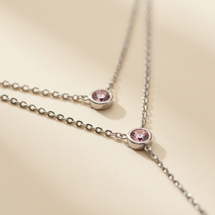Dettaglio cristallo rosa e catene