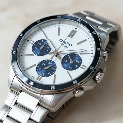 Dettaglio quadrante bianco con subdials blu