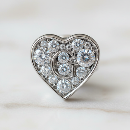 Dettaglio macro pavé diamanti orecchini cuore GUESS
