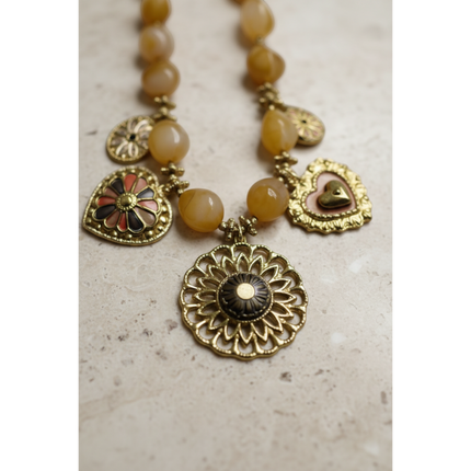 Close-up elementi decorativi e charms della collana