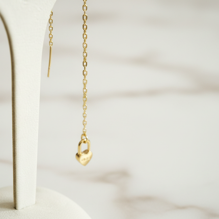 Dettaglio catena dorata con lucchetto cuore orecchini pendenti Liu Jo donna