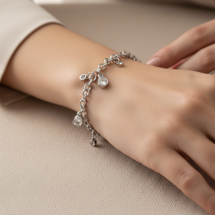 Bracciale 2JEWELS 232348 indossato al polso donna cristalli goccia silver luce naturale