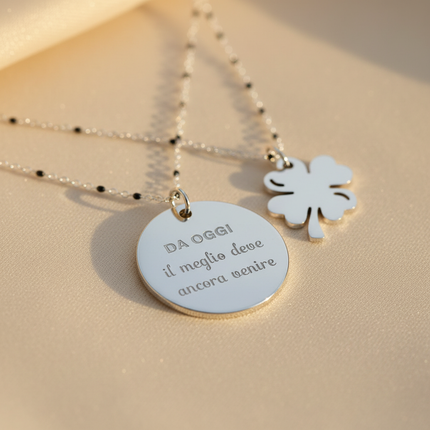 Collana 10 Buoni Propositi - close-up medaglietta incisa quadrifoglio
