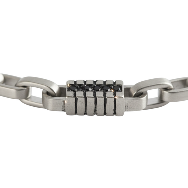 Dettaglio macro zirconi neri e catena acciaio