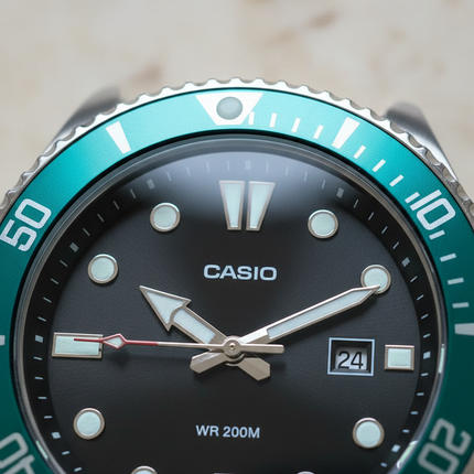 Dettaglio quadrante nero e indici luminosi Casio