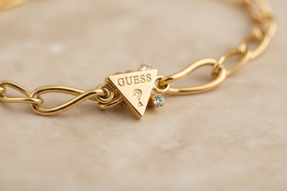 Logo triangolare Guess su collana
