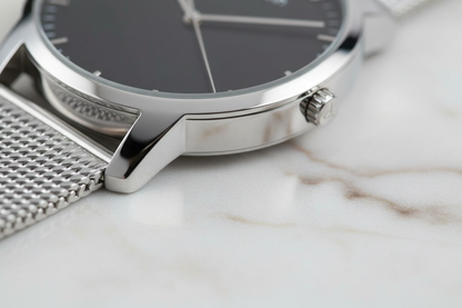 Dettaglio cassa acciaio lucido e corona - Swiss Made