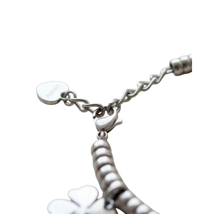 Dettaglio chiusura moschettone e charm cuore bracciale 2JEWELS in acciaio