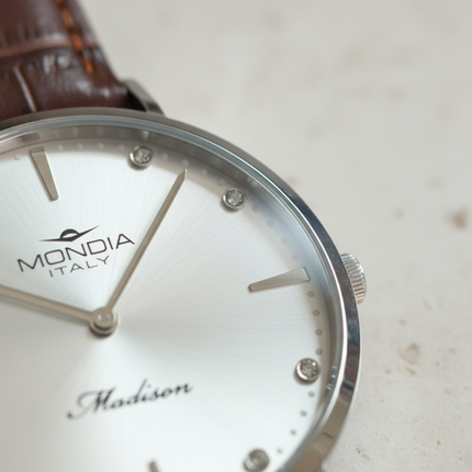 Dettaglio cassa acciaio e logo Mondia Italy orologio Madison