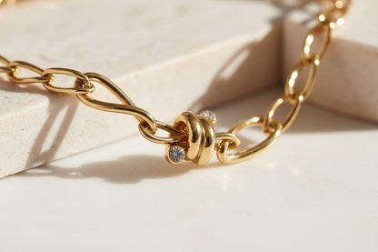 Dettaglio catena acciaio dorato collana Guess